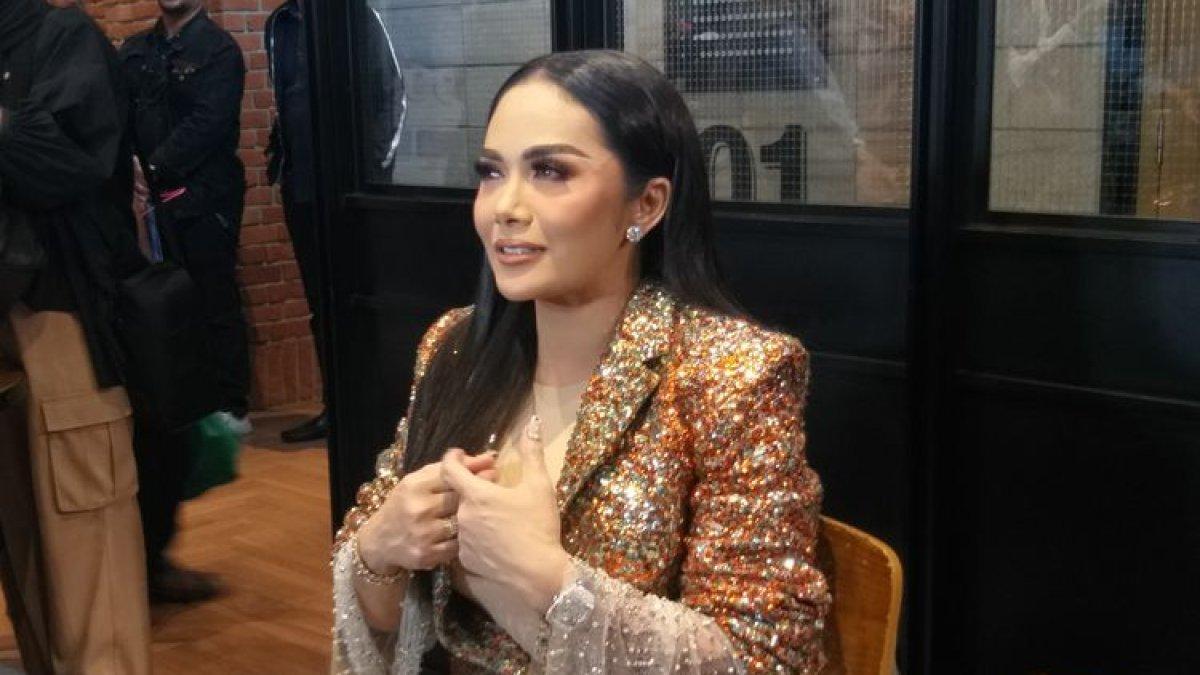 Penyanyi Kris Dayanti usai jumpa pers perilisan remake lagu Mencintaimu di kawasan Senayan, Jakarta Pusat, Jumat (28/4/2023).