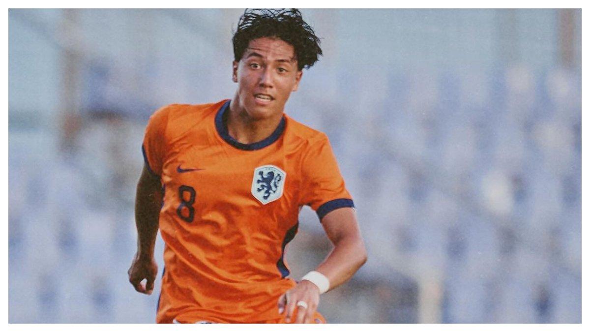 Potret Julian Oerip menggunakan seragam AZ Alkmaar U-21