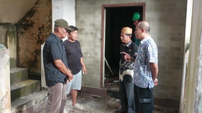 KUNJUNGAN -- Wakil Bupati Bangka Barat, Yus Derahman,  mengunjungi eks Sekolah Chung Hwa yang berada di Kelurahan Tanjung, Kecamatan Mentok, pada Kamis (9/6/2026) sore.