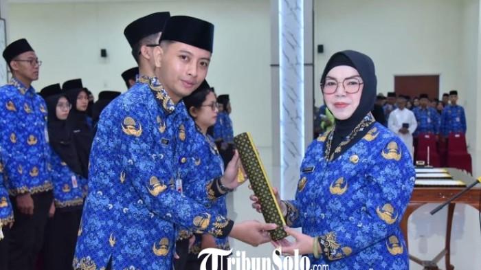 Bupati Sukoharjo, Etik Suryani secara resmi melantik serta mengambil sumpah janji Pegawai Negeri Sipil (PNS) dan pejabat fungsional di lingkungan Pemerintah Kabupaten Sukoharjo di Menara Wijaya pada Kamis (9/4/2026).