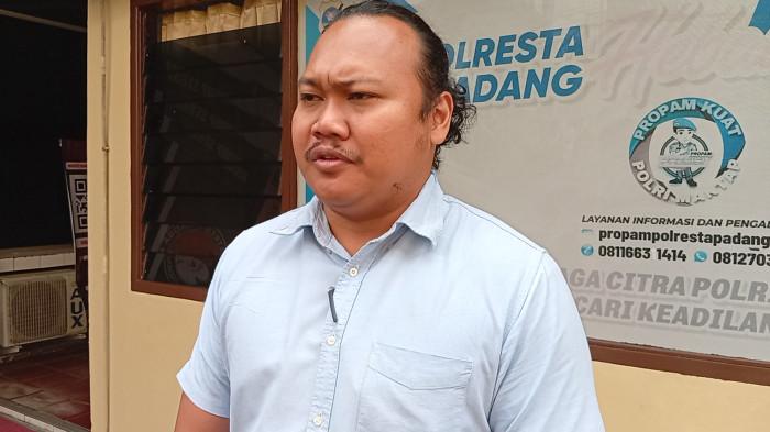 DUGAAN PERUNDUNGAN - Kasat Reskrim Polresta Padang, Kompol Muhammad Yasin, saat memberikan keterangan kepada awak media, Kamis (9/6/2026). Pihak kepolisian akan melakukan pemeriksaan terkait dugaan kasus perundungan yang terjadi di SMA Pertiwi 2 Padang.