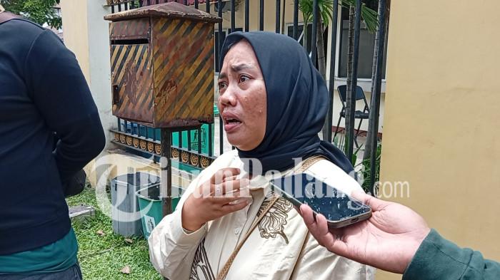 DUGAAN PERUNDUNGAN- Ibu korban dugaan perundungan di SMA Pertiwi 2 Padang, Muswan Tiara, memberikan keterangan kepada awak media usai menjalani pemeriksaan di Unit PPA Polresta Padang, Kamis (9/6/2026). Pihak keluarga melaporkan kasus tersebut ke polisi setelah mengaku mengantongi sejumlah bukti dan berharap proses hukum dapat memberikan keadilan bagi korban.