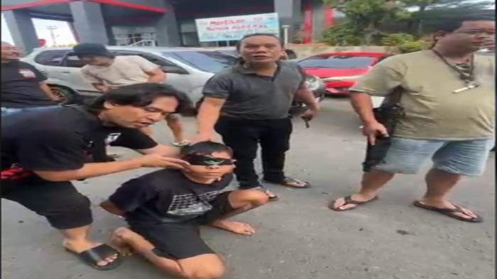 MUTILASI DI LAHAT -- Ahmad Fahrozi (23) ditangkap anggota Polres Lahat karena membunuh ibu kandungnya sendiri. Selain dibunuh, jasad korban juga dibakar dan dimutilasi lalu dikubur di kebun.