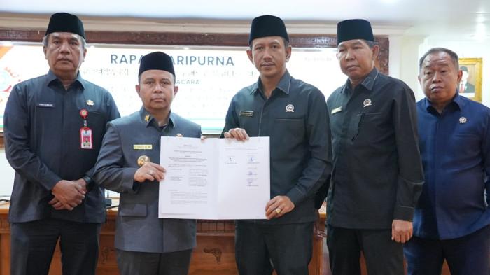 FOTO BERSAMA - Bupati Tapin H Yamani dan pimpinan DPRD Tapin berfoto bersama
