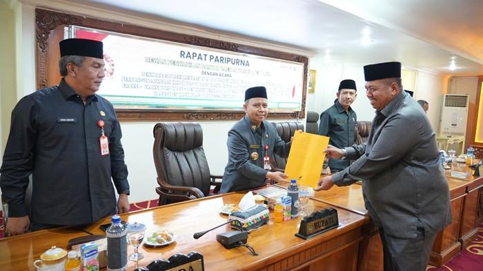 TERIMA - Bupati Tapin H Yamani menerima naskah pendapat akhir fraksi Golkar