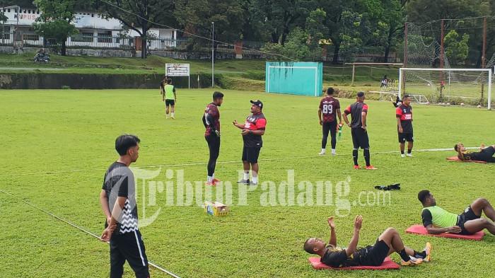 BRI SUPER LEAGUE- Pelatih Kepala Semen Padang FC, Imran Nahumarury, sedang berdiskusi dengan Rendy Oscario dalam sesi latihan di Indarung, Padang, Kamis (9/4/2026). Imran Nahumarury menegaskan kesiapan mental pemain jelang laga tandang menghadapi Persis Solo di Stadion Manahan tanpa kehadiran penonton.