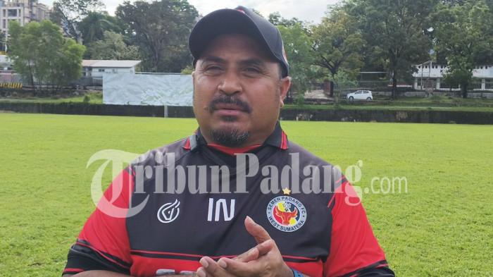 BRI SUPER LEAGUE- Pelatih Kepala Semen Padang FC, Imran Nahumarury, memberikan keterangan usai sesi latihan di Indarung, Padang, Kamis (9/4/2026). Kabau Sirah melakukan persiapan menghadapi Persis Solo pada pekan ke-27 yang akan berlangsung di Stadion Manahan, Kota Surakarta, Jawa Tengah.