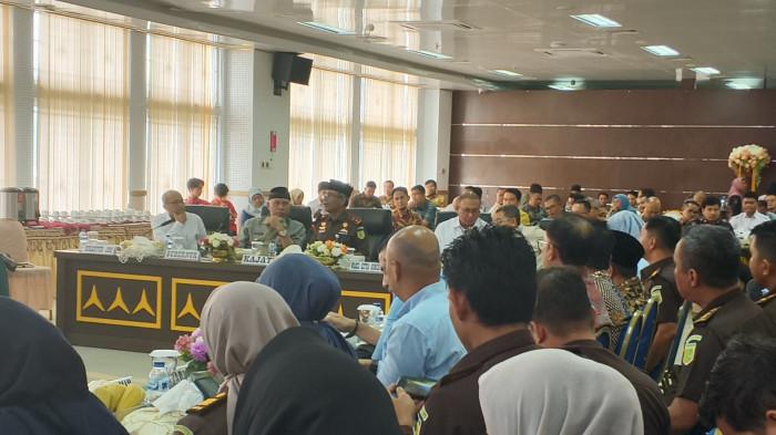 TOL SICINCIN-BUKITTINGGI- Wakil Ketua Komisi VI DPR RI Andre Rosiade bersama Gubernur Sumbar Mahyeldi Ansharullah menghadiri rapat percepatan pembangunan Tol Padang–Pekanbaru Seksi Sicincin–Bukittinggi di Gedung Kejati Sumbar, Kamis (9/4/2026). Rapat tersebut membahas pembentukan tim terpadu guna mempercepat proses pembebasan lahan.