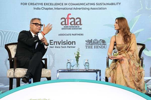 Neeraj Roy interacts with Vaani Kapoor