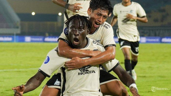 PSM MENANG TIPIS - Pesepak bola PSM Makassar, Ananda Raehan (kanan) memeluk Balotelli (kiri) setelah mencetak gol timnya saat melawan Persis Solo dalam lanjutan Liga 1 di Stadion Manahan, Solo, Senin (13/1/2025) malam.