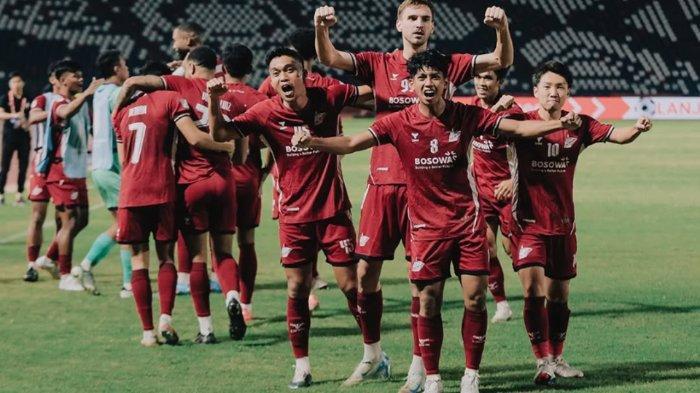 PADANG VS PSM - Tim PSM Makassar merayakan kemenangan dalam pertandingan di turnamen ASEAN Club Championship 2024/2025. PSM Makassar berhasil mengalahkan Semen Padang pada pekan 28 Liga 1, Kamis (10/4/2025).