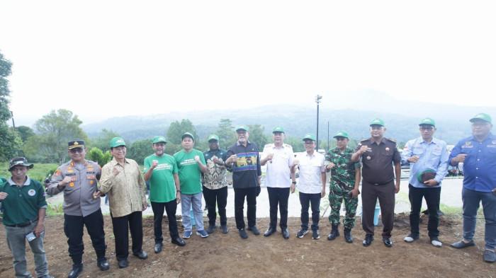 TANAM POHON - Wali Kota Tomohon, Caroll Joram Azarias Senduk, S.H., frtyr6