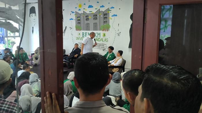 DISKUSI TERBUKA MAHASISWA - Penampakan saat mahasiswa masih tertahan di bagian luar ruangan Sekretariat BEM KM Unand, Kamis (9/4/2026). Mereka tidak dapat masuk ruangan untuk mengikuti diskusi terbuka, akibat penuh.