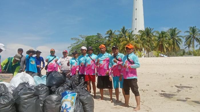 Kadispar Belitung Sastra Yuni Ardi bersama rombongan berfoto di depan mercusuar usai membersihkan sampah Pulau Lengkuas pada Kamis (9/4/2026).