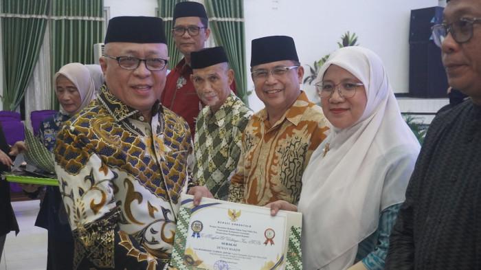 Bupati Gorontalo, Sofyan Puhi, saat menyerahkan piagam