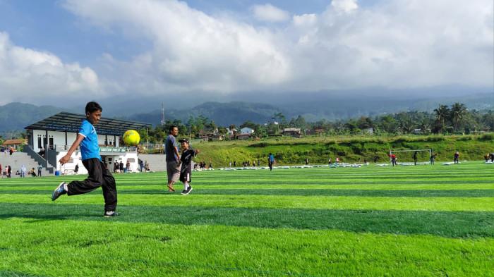 LAPANGAN VIRAL - Suasana di Lapangan B23 Soccervilled Desa Kemutug Lor, Kecamatan Baturraden, Kabupaten Banyumas, Sabtu (4/3/2026). Lapangan ini bertransformasi menjadi fasilitas olahraga berstandar nasional yang viral di media sosial.