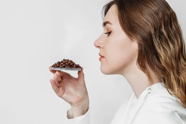 Cium aroma biji kopi Cium aroma biji kopi