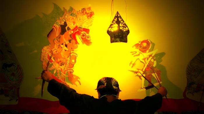 WAYANG KULIT- Seorang dalang sedang menunjukkan kebolehannya dalam memainkan wayang kulit. Wayang kulit adalah kesenian masyarakat Jawa.