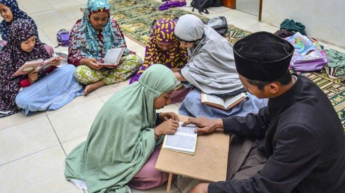 Seorang guru sedang mengajar anak-anak membaca Alquran.