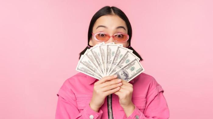ILUSTRASI RAMALAN ZODIAK - Ilustrasi perempuan yang memegang uang, diunduh di Freepik, Jumat (3/4/2026).