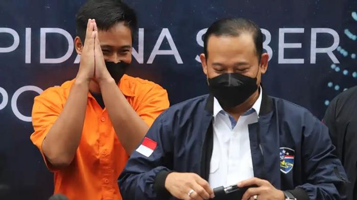 BEBAS BERSYARAT - Terpidana kasus penipuan investasi binary option Quotex, Doni Muhammad Taufik atau yang lebih dikenal sebagai Doni Salmanan saat rilis kasusnya di Mabes Polri, Jakarta Selatan, Selasa (15/3/2022). Kini bebas bersyarat