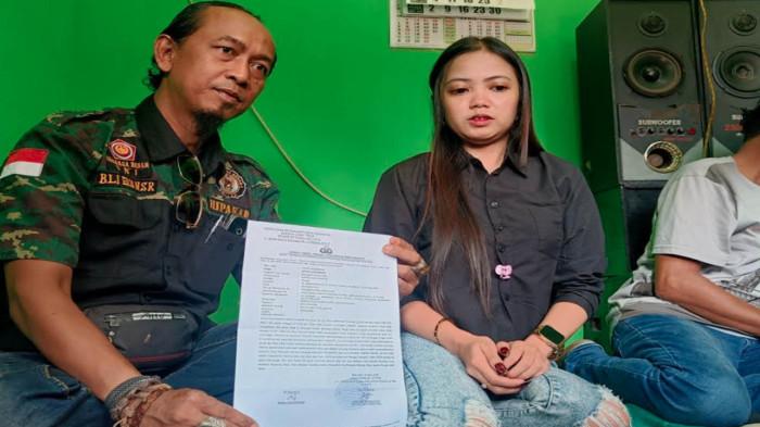 Intan Anggraeni bersama kuasa hukumnya dan orang tuanya saat menunjukkan laporan polisi untuk terlapor suami sirinya yang diduga merupakan perempuan pada Kamis (9/4/2026).