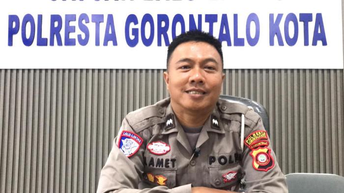 KLARIFIKASI -- Aipda Slamet Arianto, Anggota Satlantas Polresta Gorontalo Kota saat memberikan keterangan kepada TribunGorontalo.com, Kamis (9/4/2026). Sumber foto: TribunGorontalo.com/Jefri Potabuga.