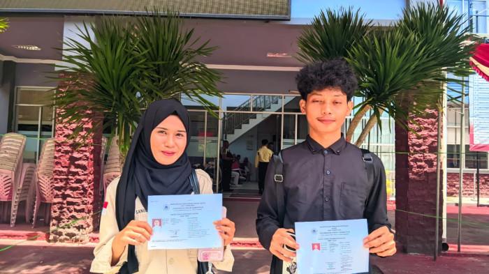 CALON MAHASISWA UNG -- Rahmatiya Sanui (kiri) dan Alexander Putra Hariyanto (kanan) saat mengikuti proses registrasi calon mahasiswa jalur SNBP di Gedung BAKP Universitas Negeri Gorontalo, Kamis (9/4/2026).