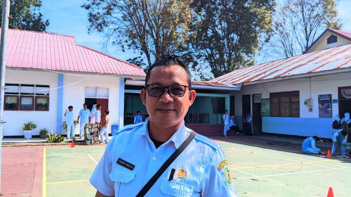 PELAJAR GORONTALO -- Kepala SMP Negeri 4 Kota Gorontalo, Saleh R Yusuf, saat ditemui TribunGorontalo,com, Kamis (9/4/2026). SMPN 4 Kota Gorontalo menerapkan aturan ketat terhadap siswanya yang mengendarai sepeda motor ke sekolah.
