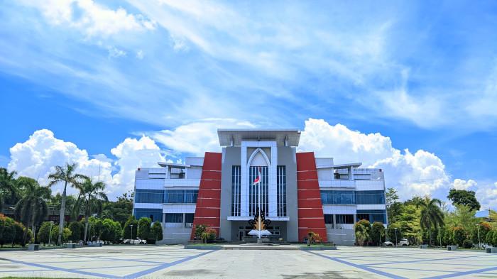 MAHASISWA BARU UNG -- Gedung Rektorat Universitas Negeri Gorontalo (UNG). UNG terus menjadi tujuan favorit calon mahasiswa dari berbagai daerah.