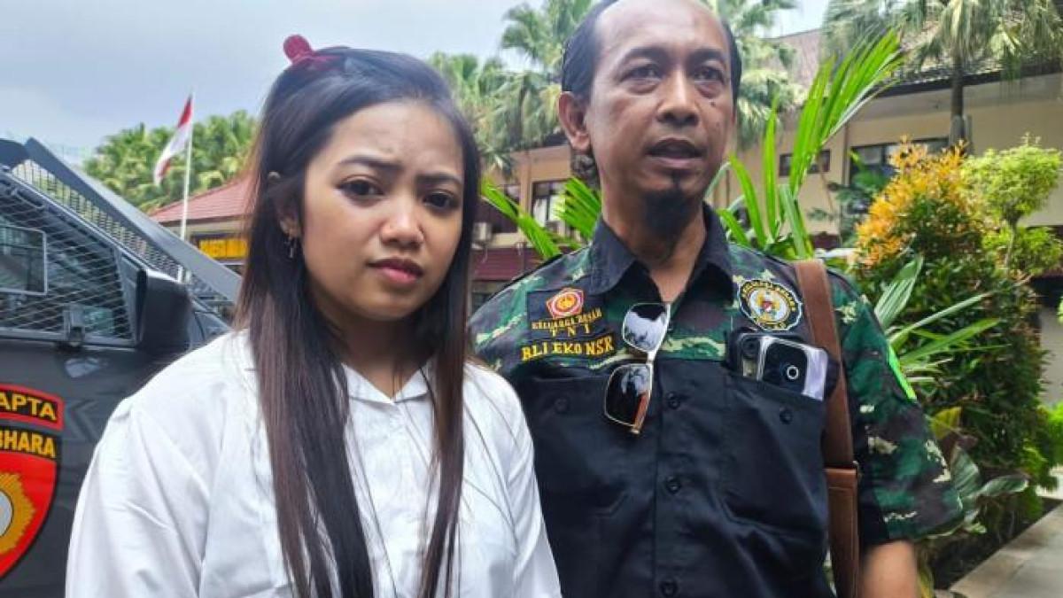 SESAMA JENIS - Intan Anggraeni didampingi keluarga melaporkan pasangannya dalam kasus dugaan pemalsuan identitas pernikahan di Polresta Malang Kota pada Rabu (8/4/2026).