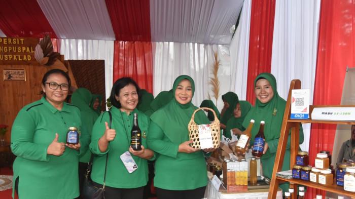 Foto bersama anggota Persit KCK Ranting 2 Bengpuspal Cabang XII Puspalad PG Mabesad