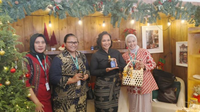 Ketua Umum Persit Kartika Chandra Kirana (KCK) Uli Simanjuntak berfoto bersama anggota Persit KCK