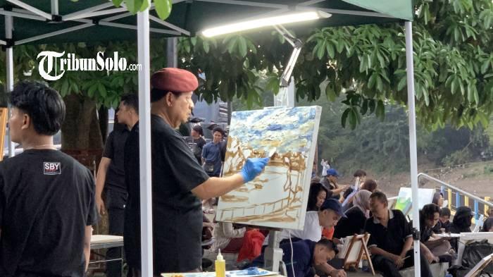 MELUKIS - Presiden RI ke-6 Susilo Bambang Yudhoyono (SBY) manfaatkan waktu berkunjung ke Kota Solo dengan menyalurkan hobi melukis sungai Bengawan di Pintu Air Demangan, Rabu (9/4/2026). Dia mengajak beberapa seniman Solo.