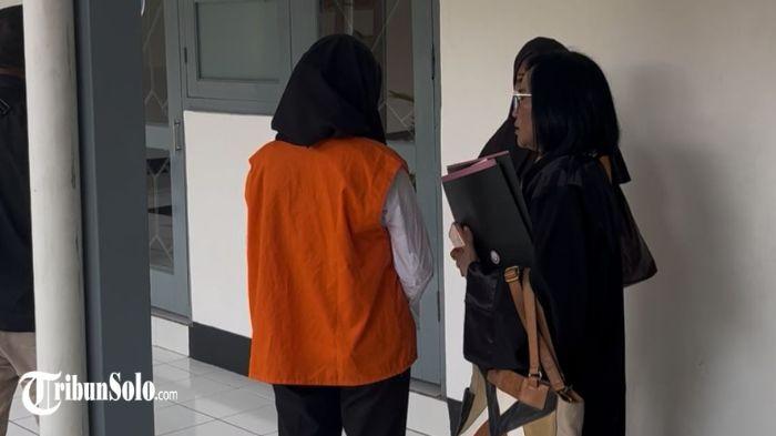 BUANG BAYI - Pelaku pembuangan bayi di kawasan Jebres berinisial SAH (22) di Pengadilan Negeri Solo, Kamis (9/4/2026). Ia mengalami tekanan psikologis berat dan penyesalan mendalam atas perbuatannya.