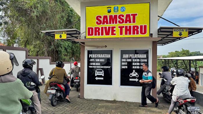 ANTRE - Warga memadati area Samsat Pare untuk mengurus kewajiban pajak kendaraan bermotor, Jumat (12/9/2025). Meski berpindah lokasi, antusias masyarakat tetap tinggi. Seluruh aktivitas pelayanan Samsat Katang dipindahkan sementara ke Kantor Bersama Samsat Pare