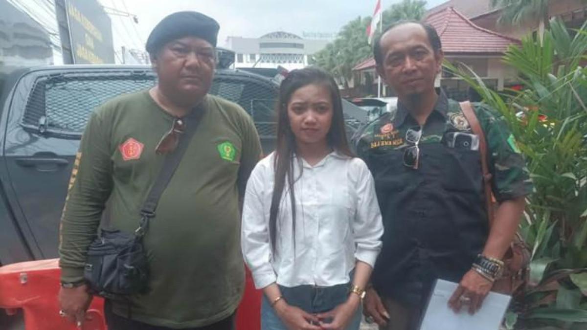 SUAMI PEREMPUAN - Intan Anggraeni (baju putih) saat melaporkan kasus pernikahannya ke Polresta Malang Kota pada Rabu (8/4/2026). Ia melaporkan suaminya yang diduga merupakan perempuan dari hasil pernikahannya yang baru terjadi pada Jumat (3/4/2026)