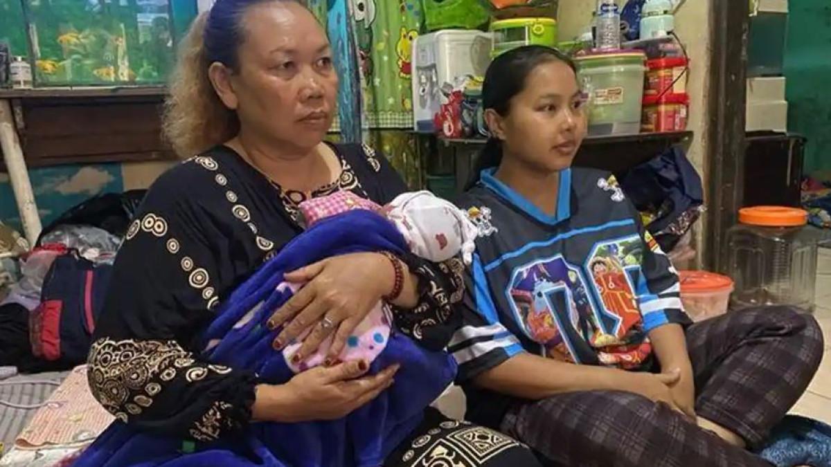 CERITAKAN KISAH MEMILUKAN - Nina dan mertuanya saat ditemui di kediamannya, Kamis (9/4/2026). Mereka menceritakan kisah memilukan saat anak yang dirawat di RSHS hendak dibawa orang karena kelalain petugas.