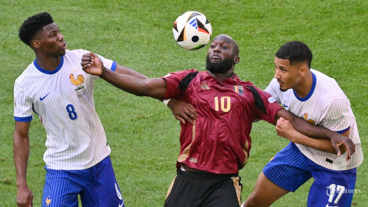 (Dari kiri) Gelandang Prancis #08 Aurelien Tchouameni, penyerang Belgia #10 Romelu Lukaku dan bek Prancis #17 William Saliba berebut bola selama pertandingan sepak bola babak 16 besar UEFA Euro 2024 antara Prancis dan Belgia di Duesseldorf Arena di Duesseldorf pada Juli 1 Agustus 2024. (Photo by Alberto PIZZOLI / AFP)