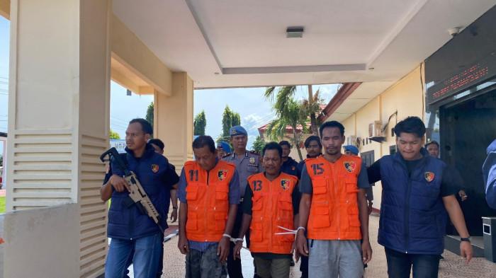 Petugas Satreskrim Polres Pasangkayu menggiring tiga tersangka dewasa