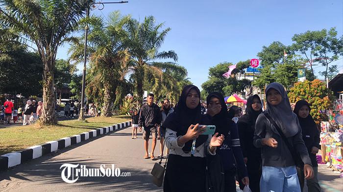 CFD BOYOLALI - Suasana Car Free Day (CFD) Boyolali, beberapa waktu lalu. Kegiatan CFD Boyolali ini tetap menjadi agenda rutin dua minggu sekali dengan lokasi yang tidak berubah, yakni di kawasan Boulevard Soekarno hingga Kantor Satpol PP Kabupaten Boyolali
