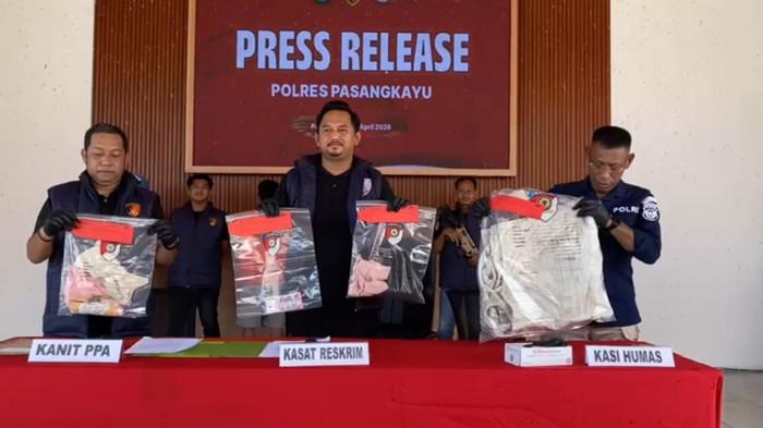 BARANG BUKTI PELECEHAN-Petugas Sat Reskrim Polres Pasangkayu saat memperlihatkan barang bukti dalam press release kasus kekerasan seksual terhadap anak di bawah umur yang melibatkan 13 pelaku, Jumat (10/4/2026). Polisi masih menunggu hasil asesmen psikologis terkait dugaan gangguan mental korban, serta berkolaborasi dengan Dinas Sosial untuk memberikan pendampingan selama proses hukum berlangsung.