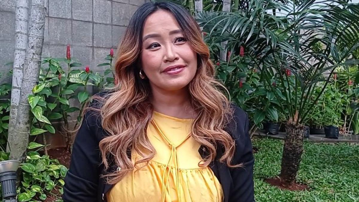 Michelle Ashley sempat melontarkan pernyataan yang menyebut ibunya, Pinkan Mambo, mengalami penurunan kelas usai menikah dengan Arya Khan. 