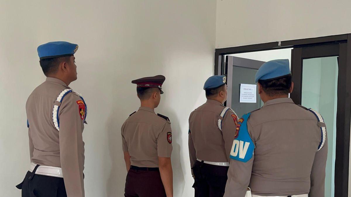 OKNUM POLISI - Polisi mengawal oknum polisi yang akan menjalani sidang kode etik atas kasus pemerkosaan remaja di Jambi, Selasa (7/4/2026).