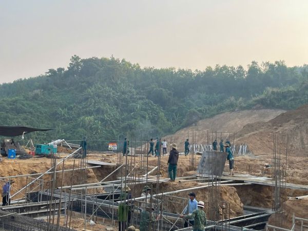 Đà Nẵng: Hàng trăm bộ đội đóng chốt tại công trường, bắt đầu xây trường nội trú biên giới - Ảnh 1.