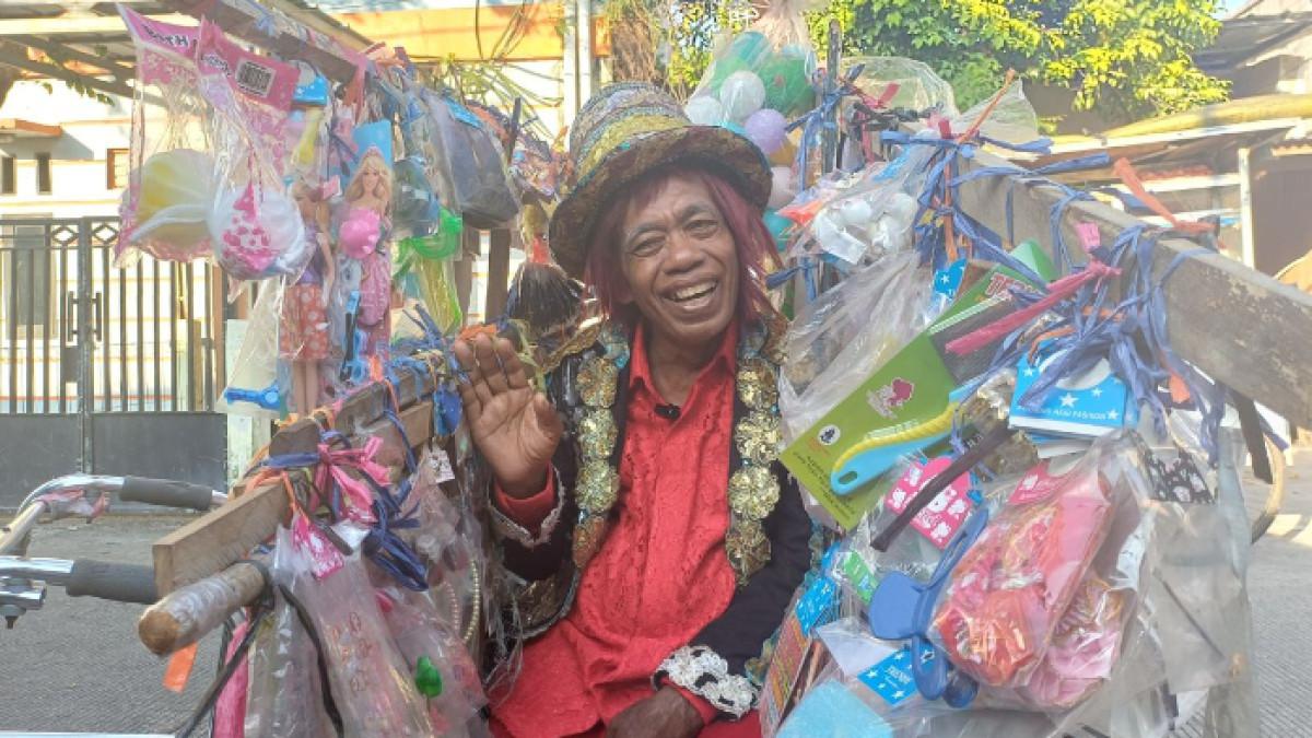 KONDISI PAK TARNO - Pesulap Pak Tarno duduk di kursi tempatnya berjualan mainan, Jakarta Utara, Selasa (7/4/2026)