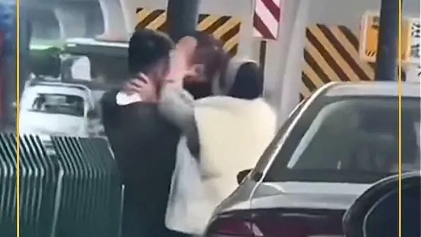Cãi vã sau va chạm, tài xế bất ngờ ôm hôn đối phương, dân mạng bối rối theo: 'Chiêu này khó phòng' - Ảnh 1.