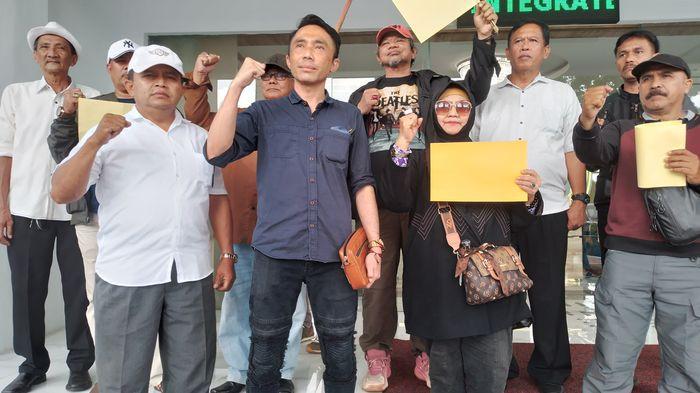 POLEMIK PENCAIRAN UANG - Sengketa pencairan uang konsinyasi pembebasan lahan Tol Cisumdawu kembali memanas. Ahli waris yang mengklaim hak atas lahan memasang bendera kuning di halaman Pengadilan Negeri (PN) Sumedang, Senin (6/4/2026), sebagai simbol berkabung sekaligus protes.