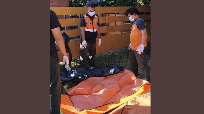 EVAKUASI - Evakuasi jenazah Hisam Adnan (30) di kawasan Jalan Pelabuhan Benoa.