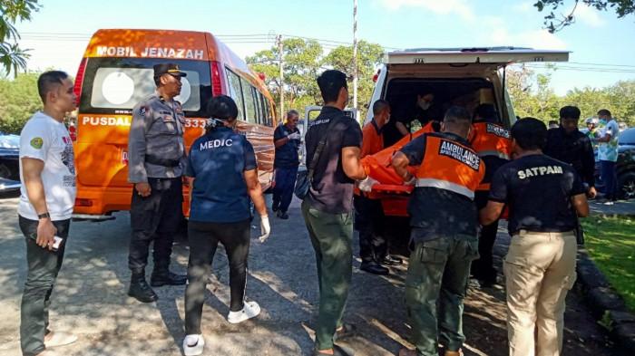 JENAZAH - Petugas tengah mengevakuasi jenazah di Jalan Raya Pelabuhan Benoa pada Jumat 10 April 2026. Mereka diduga korban pengeroyokan kemudian dibakar.